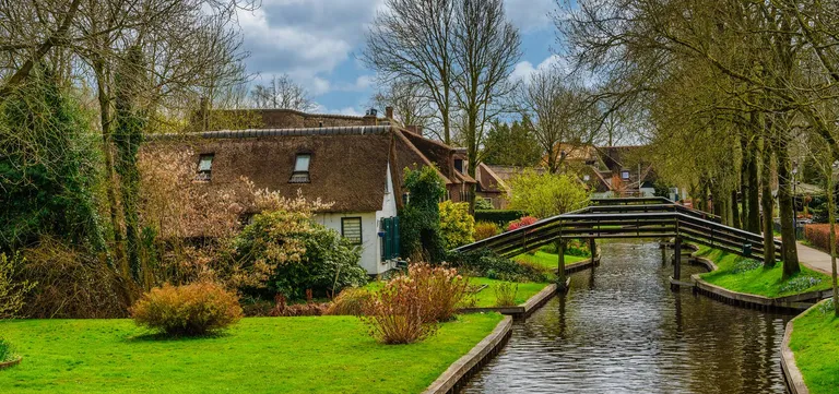 Giethoorn's canals, wooden footbridges and thatched farmhouses in the Netherlands